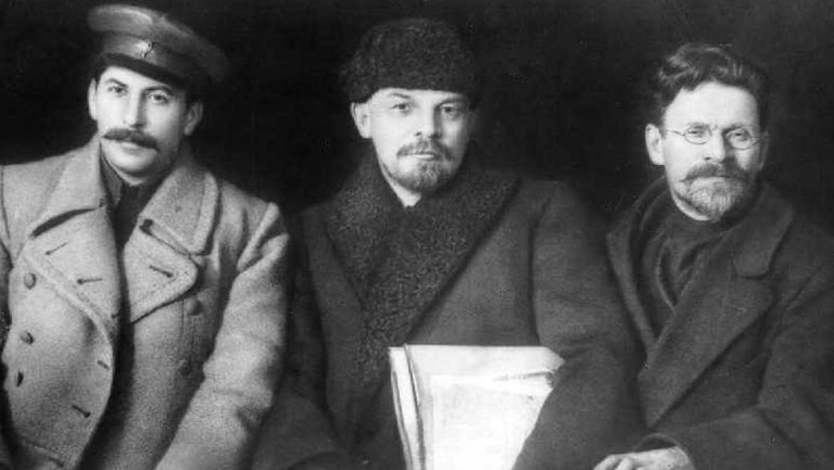 Stalin bricht Hitler das Genick!