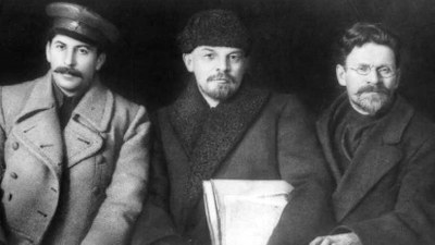 Stalin bricht Hitler das Genick!