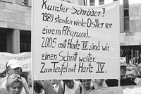 Demonstration „gegen die Wiedervereinigung“ am 12. Mai 1990 in Frankfurt/Main. Die Demonstrantin zeigt die bekannte – und ver- botene – Textzeile von Slime. Die Gleichsetzung des heutigen BRD- Imperialismus mit dem Faschismus ist bis heute ein Irrtum unter ei- nigen Antifaschisten. rf-foto