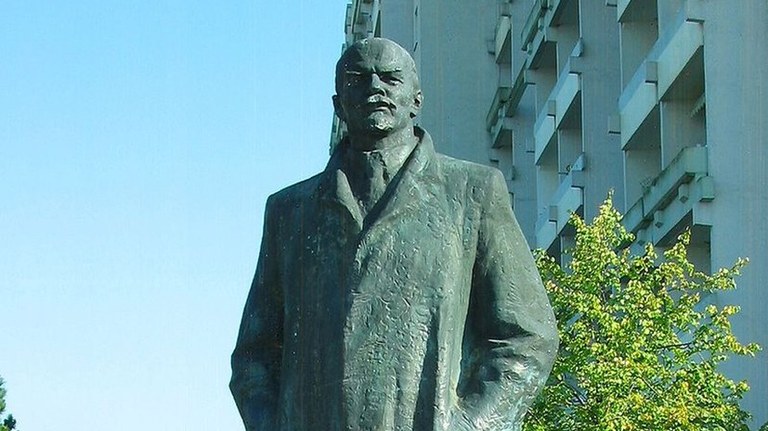 Von zwei Denkmälern - Lenin und Herkules