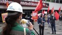 Medien zeichnen falsches Bild, als ob der 1. Mai – rein „virtuell" wäre oder nur aus Polizeiprovokationen oder Randale besteht. Wieso werden über 100 disziplinierte Kundgebungen und Demonstration vor allem der Arbeiter fast völlig ignoriert?