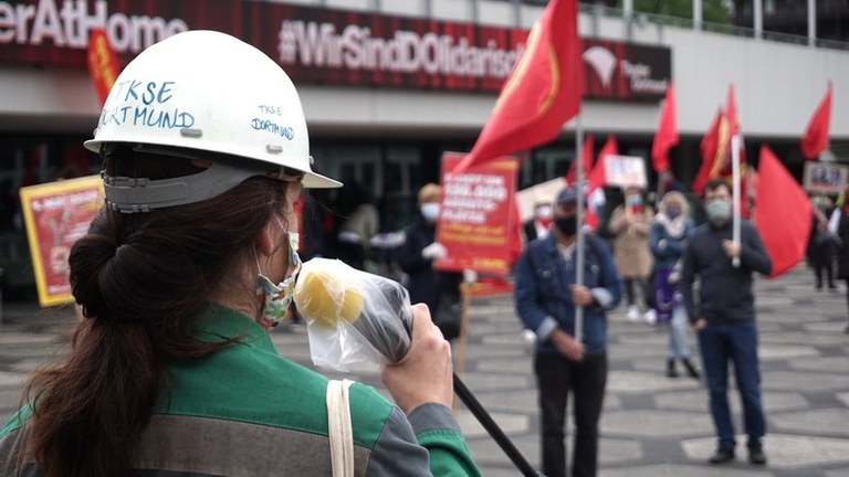 Medien zeichnen falsches Bild, als ob der 1. Mai – rein „virtuell" wäre oder nur aus Polizeiprovokationen oder Randale besteht. Wieso werden über 100 disziplinierte Kundgebungen und Demonstration vor allem der Arbeiter fast völlig ignoriert?