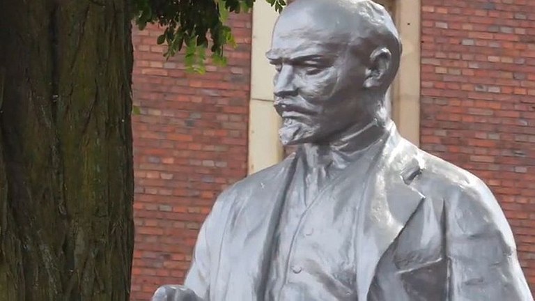 Klägliche Provokation der AfD-Jugend vor Lenin-Statue