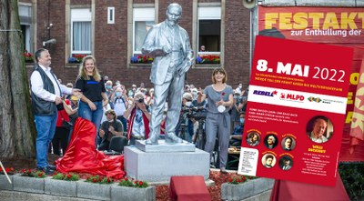 MLPD weiht Gedenkstätte rund um die Lenin-Statue ein sowie das Willi-Dickhut-Haus