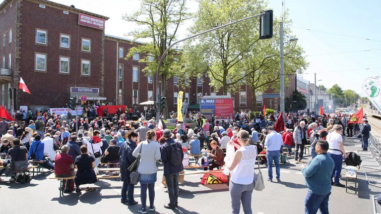 Über 1.500 Teilnehmer bei erster bundesweiter Demonstration gegen die Gefahr eines Dritten Weltkriegs