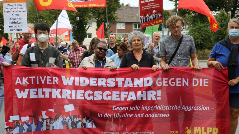 1.500 Menschen bei Festakt zur Feier von 40 Jahren MLPD mit Enthüllung einer Marx-Statue