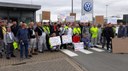 MLPD-Betriebsgruppen unterstützen die Belegschaften im „konsequenten Kampf gegen Generalangriff des VW-Konzerns" MLPD-Betriebsgruppen unterstützen die Belegschaften im „konsequenten Kampf gegen Generalangriff des VW-Konzerns"