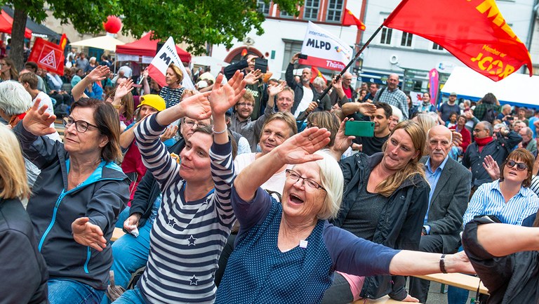 MLPD zur Bundestagswahl zugelassen  Protest gegen Wahlzulassung faschistischer Parteien
