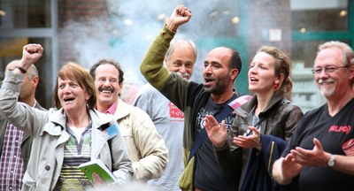 Regierungen entwickeln sich nach rechts, die Kritik an der Diktatur der Monopole und ihrer bürgerlichen Politik wächst