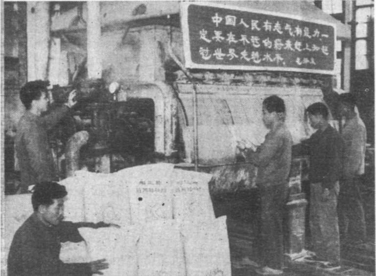 Großangelegte Mehrzwecknutzung in der Djiangmener Chemischen Fabrik für Zuckerrohr in der Provinz Kuangtung. Das Sortiment der Produkte dieser Fabrik hat sich von 6 auf 29 erweitert. Unser Bild zeigt hochwertige Hefe, hergestellt aus den Abfällen von Zuckerrohrsirup.