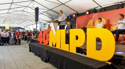 Großer Festakt zu 40 Jahren MLPD mit Enthüllung einer Karl-Marx-Statue am Lenin-Denkmal