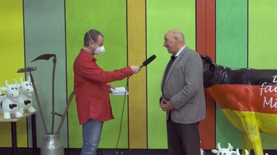 Interview von Rote Fahne TV mit Milchviehhalter Romuald Schaber