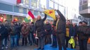 Polizei entwendet Monika Gärtner-Engel eine YPG-Fahne